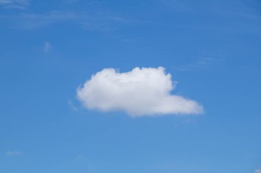 Mavi gökyüzü arkaplanı küçük bulutlarla, doğa mavi gökyüzü arkaplanı, kabarık beyaz bulutlu mavi gökyüzü güneşli bir yaz gününde