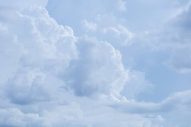 Mavi gökyüzü arkaplanı küçük bulutlarla, doğa mavi gökyüzü arkaplanı, kabarık beyaz bulutlu mavi gökyüzü güneşli bir yaz gününde