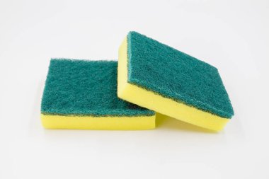 Sarı sünger, temizlik konsepti, beyaz arka planda mutfakta bulaşık yıkamak için sarı sünger..