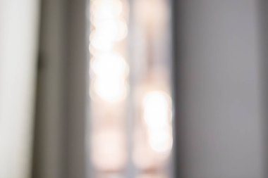 Sıcak ve rüya gibi Bokeh ışıkları kurumsal bir toplantı alanının estetiğini geliştiriyor.