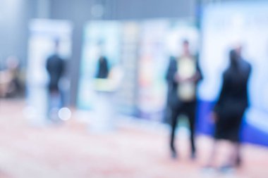 Ortam aydınlatmalarıyla dolu modern bir konferans salonunun bulanık görüntüsü