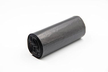 Beyaz arka planda siyah plastik çöp torbaları, beyaz arkaplanda çöp torbaları.
