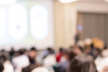 Ortam aydınlatmalarıyla dolu modern bir konferans salonunun bulanık görüntüsü