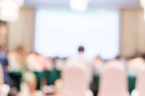 мягко размытый вид на современный конференц-зал, наполненный окружающим освещением