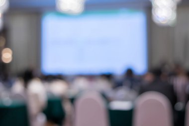 Ortam aydınlatmalarıyla dolu modern bir konferans salonunun bulanık görüntüsü
