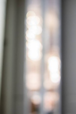 Sıcak ve rüya gibi Bokeh ışıkları kurumsal bir toplantı alanının estetiğini geliştiriyor.