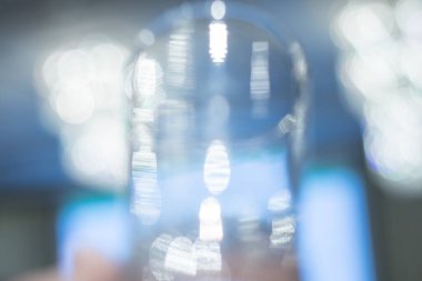 Sıcak ve rüya gibi Bokeh ışıkları kurumsal bir toplantı alanının estetiğini geliştiriyor.