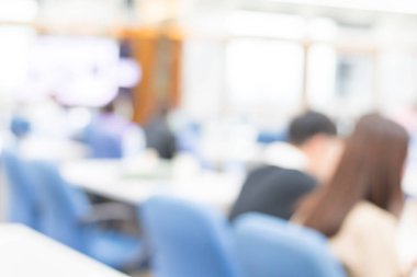 Ortam aydınlatmalarıyla dolu modern bir konferans salonunun bulanık görüntüsü