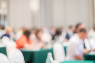 Ortam aydınlatmalarıyla dolu modern bir konferans salonunun bulanık görüntüsü