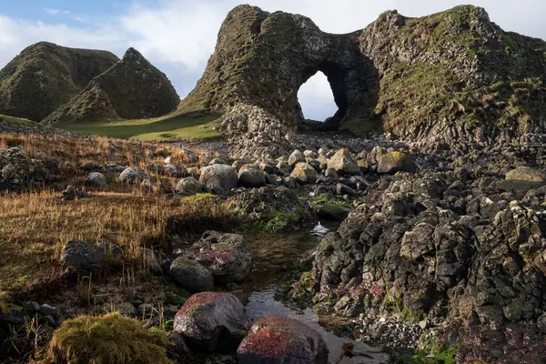 Kuzey İrlanda 'nın Antrim ilçesindeki Ballintoy' un mistik Kelt manzarası engebeli kayalık kıyı manzarası açık hava, açık hava, insan yok.