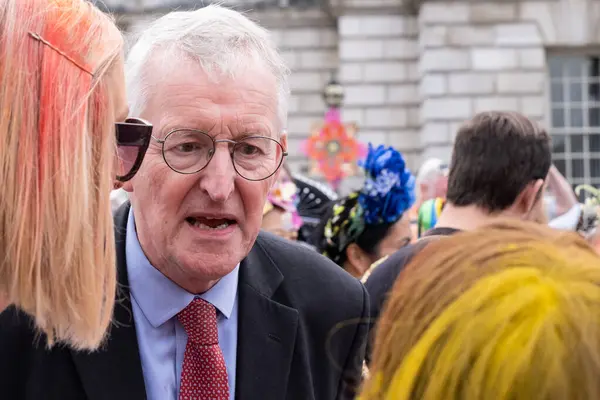 Belfast, Kuzey İrlanda - 17 Ağustos 2024: Geleneksel Mela Karnaval Geçidi - Hilary Benn Kuzey İrlanda Dışişleri Bakanı.