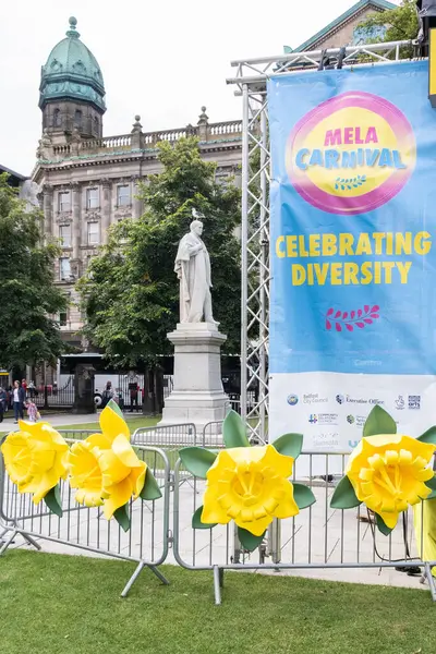 Belfast, Kuzey İrlanda - 17 Ağustos 2024: Belfast Mela Karnaval Alayı Belediye Binası 'nda sahnenin yanındaki pankart etkinliğin çeşitliliği kutlamak hakkında olduğunu açıklıyor.