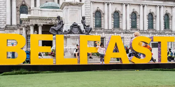 Belfast, Kuzey İrlanda - 17 Ağustos 2024 Belfast Belfast Belfast Belfast Belediyesi ziyaretçileri ağırlıyor 