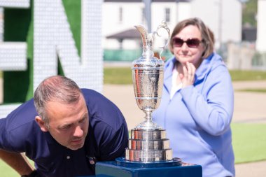 Derry / Londonderry, Kuzey İrlanda - 7 Mayıs 2025: Ebrington Meydanı 'nda halka açık golf sürahisi, Temmuz 2025' te Royal Portrush 'da düzenlenecek 153.