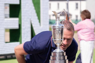 Derry / Londonderry, Kuzey İrlanda - 7 Mayıs 2025: Ebrington Meydanı 'nda halka açık golf sürahisi, Temmuz 2025' te Royal Portrush 'da düzenlenecek 153.