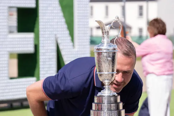 Derry / Londonderry, Kuzey İrlanda - 7 Mayıs 2025: Ebrington Meydanı 'nda halka açık golf sürahisi, Temmuz 2025' te Royal Portrush 'da düzenlenecek 153.