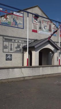 Bushmills, Kuzey İrlanda - 18 Ağustos 2025: Kraliyet Siyah Kurumu bayrağı salonun önünde Turuncu Düzen kemeriyle dalgalanıyor