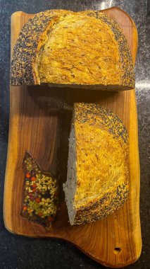 Dekoratif tahtada ikiye bölünmüş çok tahıllı ekmek. 