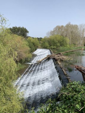 Portekiz 'in iç kesimlerinde barajı olan küçük bir nehir.