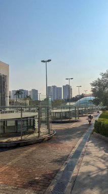 Metro istasyonunda cam kubbeli bir karenin resmi. Arka planda binaların resimleri var. 