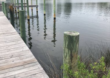 Sudaki ahşap iskelenin dikey yakın çekimi