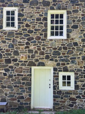 Kaya Duvarındaki Kapı ve Pencereler