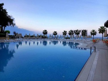 Deniz kıyısında sabah, sahilde gün doğumu, otelde palmiye ağaçları, Akdeniz, Side City, Türkiye