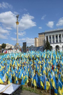 Kyiv 'deki Meydan' da sarı-mavi Ukrayna bayrakları