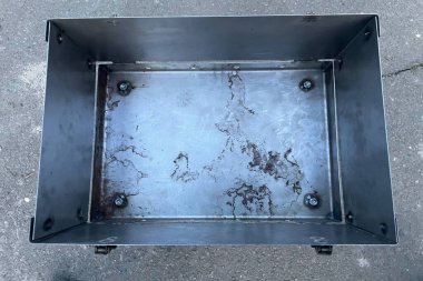 Siyah arkaplanda yemek pişirmek için metal rendesi.