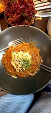 Kore restoranında Kore eriştesi.