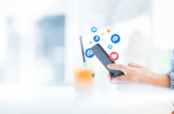 Hand Med Hjälp Smart Telefon Med Sociala Medier Koncept — Stockfoto