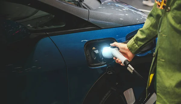 Человек Соединяющий Кабель Зарядки Автомобилем Зарядной Станции Электромобиля — стоковое фото