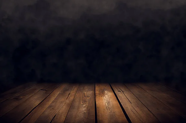 Leere Holztische Mit Rauch Schweben Auf Dunklem Hintergrund — Stockfoto