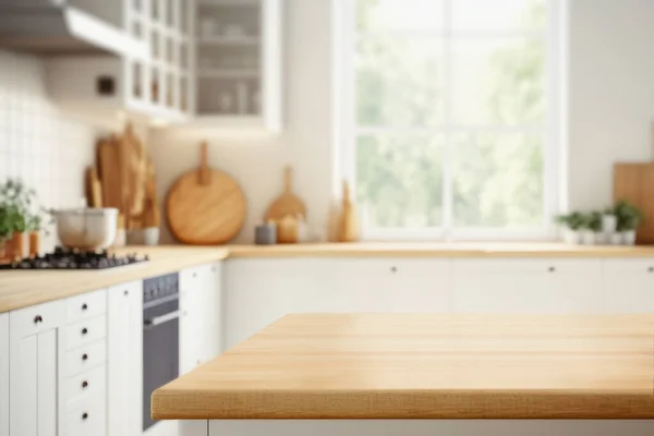 ぼやけたキッチンの背景に木製のテーブルの上 モンタージュ製品のディスプレイやデザインレイアウトにモックアップを使用できます — ストック写真