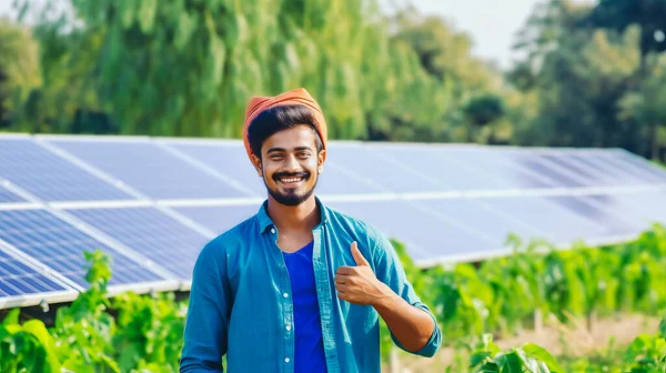 Солнечная Электростанция Молодой Индийский Фермер Заднем Плане Солнечная Энергетика — стоковое фото