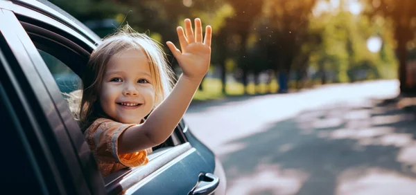 Ailesi Arabada Oturan Mutlu Küçük Kız Üretici — Stok fotoğraf