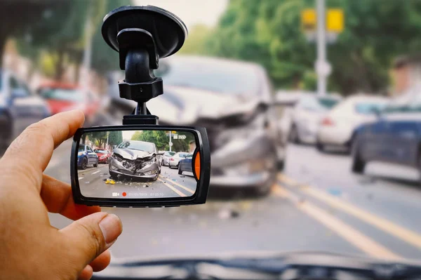 Den Mänskliga Handen Vidrör Kameran Bilen För Att Kontrollera Bilolyckan — Stockfoto