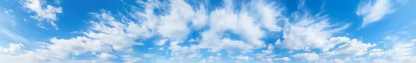 Piękne Niebieskie Tło Nieba Drobnymi Zachmurzeniami Panorama — Zdjęcie stockowe