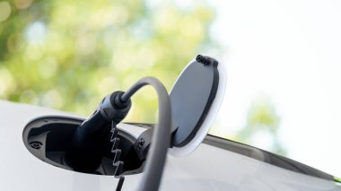 CO2 emisyonunu azaltmak için sürdürülebilir kaynaktan şarj istasyonuna kadar üretilen yeşil enerji ve eko gücü kavramında elektrikli araba şarj istasyonu