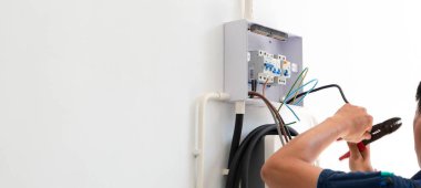 Sertifikalı erkek elektrikçi ev yapımı EV şarj aleti