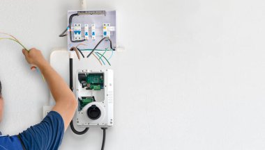 Sertifikalı erkek elektrikçi ev yapımı EV şarj aleti