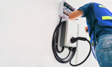 Sertifikalı erkek elektrikçi ev yapımı EV şarj aleti.