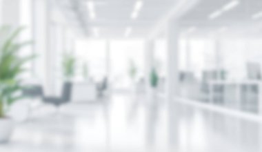 Bulanık boş uzay ofisi. Tasarım için ofis içi arka planda soyut ışık bokeh.