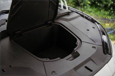 Kaputu açık bir elektrikli aracın ön bagajı (frunk) boş bir depolama kompartımanını gösterir.