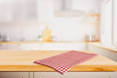 Mutfak arka planında ahşap masa üstü. Montaj ürünleri görüntüleme veya tasarım düzeni için kullanılabilir