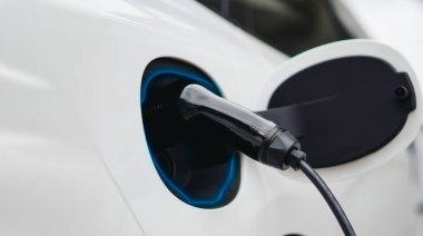 CO2 emisyonunu azaltmak için sürdürülebilir kaynaktan şarj istasyonuna kadar üretilen yeşil enerji ve eko gücü kavramında elektrikli araba şarj istasyonu