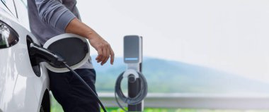 Elektrikli araba istasyonu dolduruyor, EV yakıtı modern bir eko sistemi geliştiriyor.. 