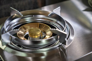 Modern bir gaz ocağının yakın çekim görüntüsü.