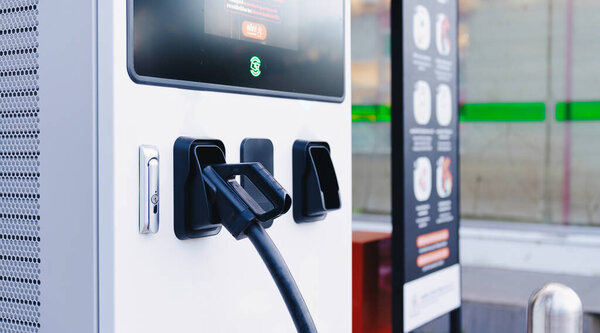 ЭМ-зарядная станция в городе - удобное решение для зарядки электромобилей