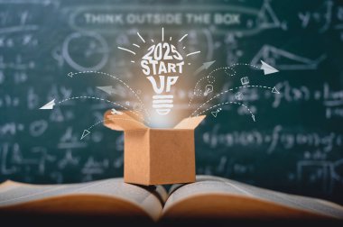 Yaratıcı ikonlar ve oklarla dolu bir kutudan çıkan bir ampulün yer aldığı 2025 başlangıç yolculuğunun tasviri. Yenilik, yaratıcılık ve gelecekteki iş stratejileri temaları için mükemmel.